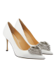 MACH & MACH – Pantofi albi cu toc stiletto și ornament cu trei inimi strălucitoare