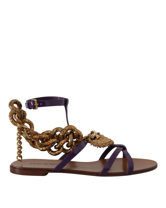 Dolce & Gabbana – Sandale plate Devotion din piele lăcuită maro, cu lanț și inimă decorativă