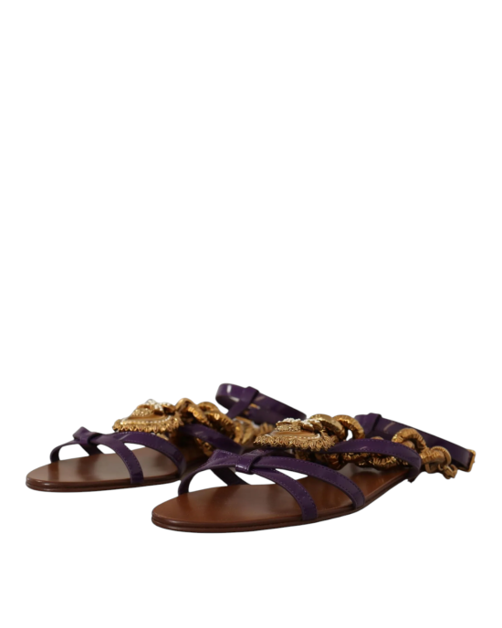 Dolce & Gabbana – Sandale plate Devotion din piele lăcuită maro, cu lanț și inimă decorativă
