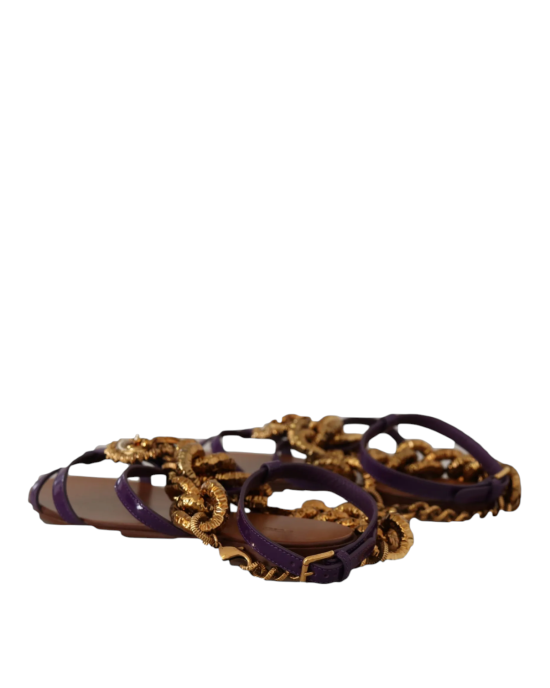 Dolce & Gabbana – Sandale plate Devotion din piele lăcuită maro, cu lanț și inimă decorativă